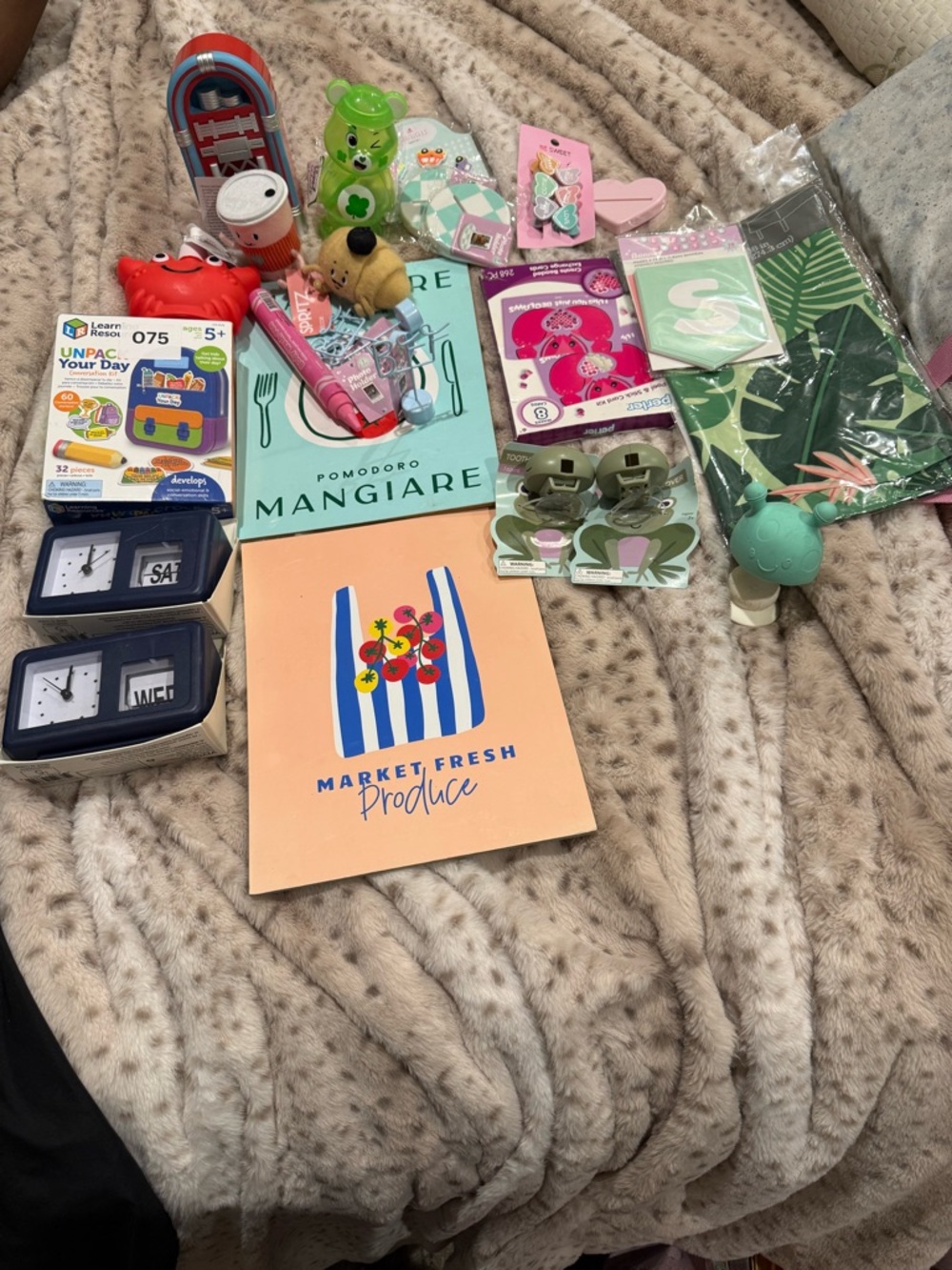 Brand New 25 Piece Kids Accessories Assorted Green Bundle